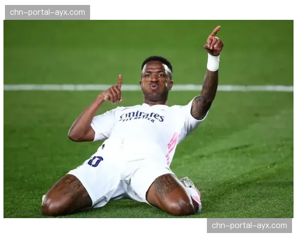 维尼修斯突破造红牌，皇马多一人作战局面占优